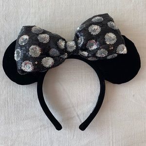 Velvet Disney Minnie Mouse ears. Changeable bow!
